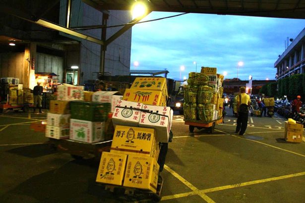台北果菜市场休市太久,各地农会蔓延不满情绪,农委会对北市府“无法接受”