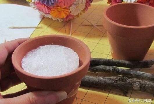 花店买花 总是发现盆底有一层泡沫 是干什么用的呢？