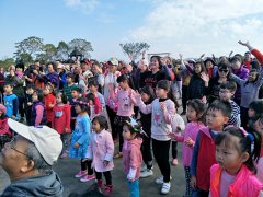 台中国际花毯节带领游客跳花朵舞
