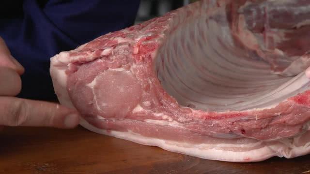 男子把20斤猪肉卷成肉卷 烤得比烤乳猪都香 切开后把人馋到口水直流