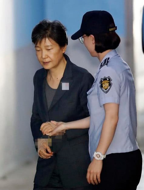66岁前韩国总统朴槿惠被判处25年:被弹劾下台的深层原因是什么?