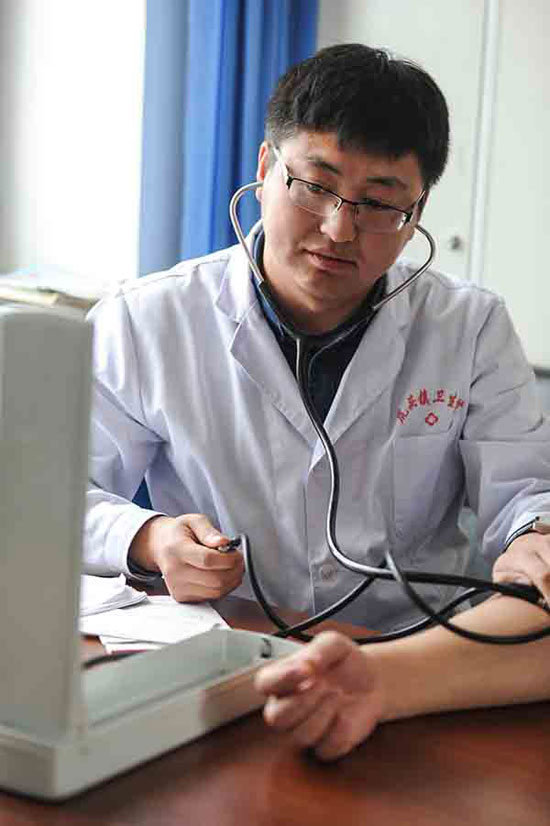 边城大学生村医保护老百姓身体