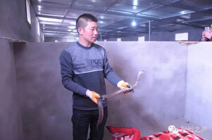 荆州“蛇王”的致富秘诀：养了5000条眼镜蛇！