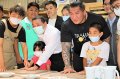 新北市长侯友宜和馆长带弱势儿少观光陶瓷老街