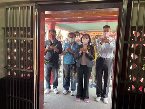 土库石庙里福德宫“呷丁酒˙送凤梨”活动既酬神也帮助凤梨农